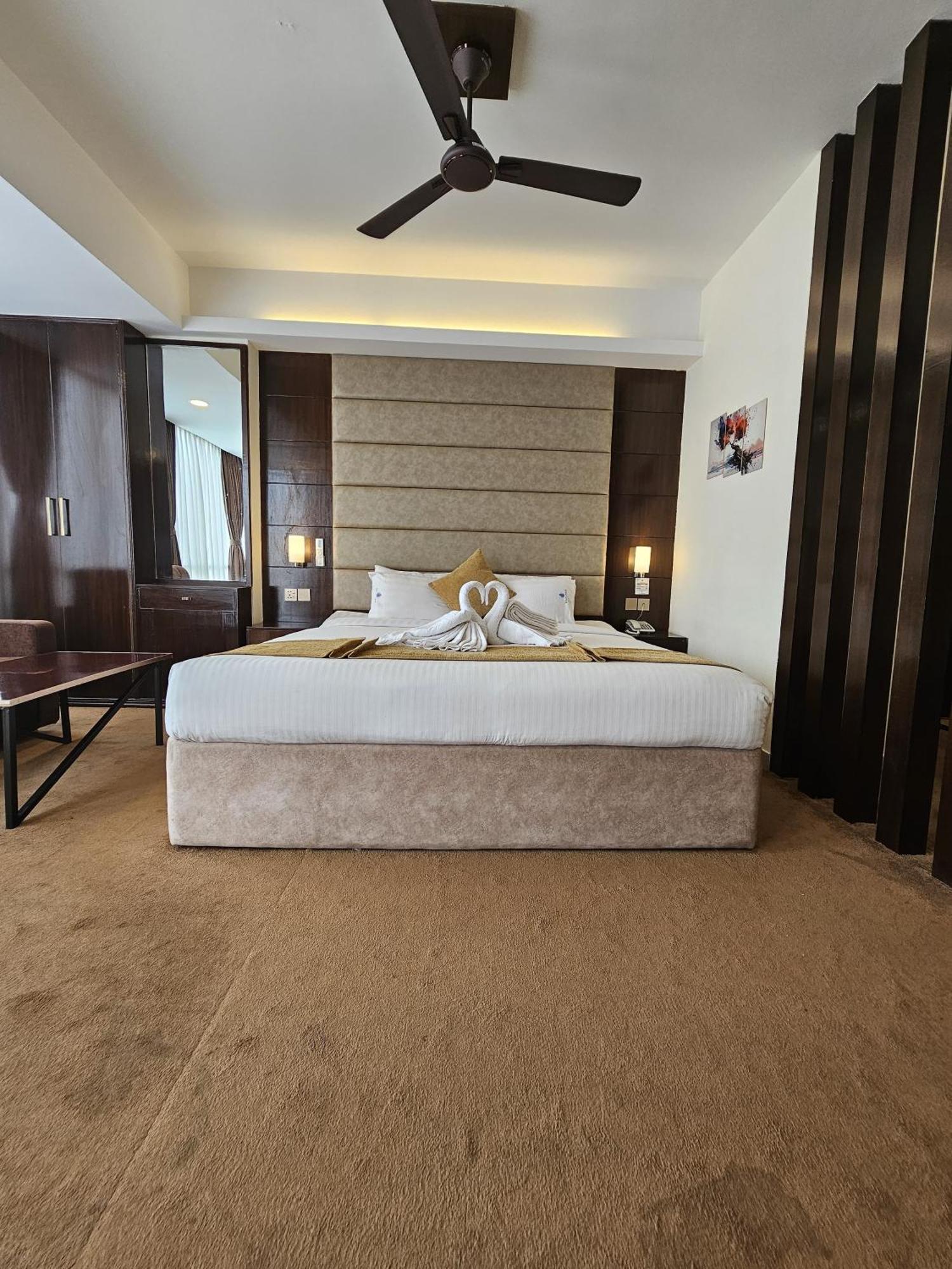 White Park Hotel & Suites Chittagong Eksteriør billede